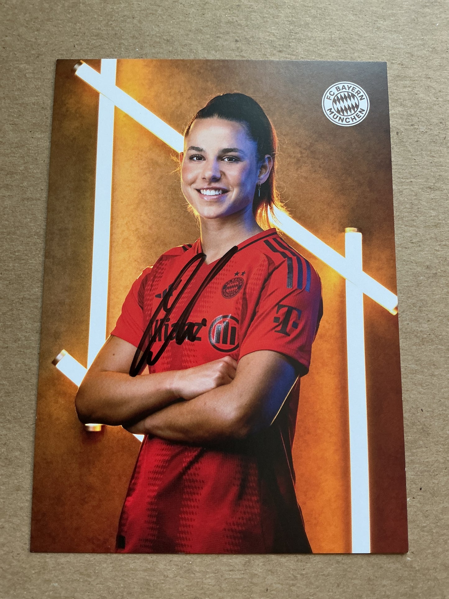 Lena Oberdorf, Germany 🇩🇪 FC Bayern Munich 2024/25 hand signed