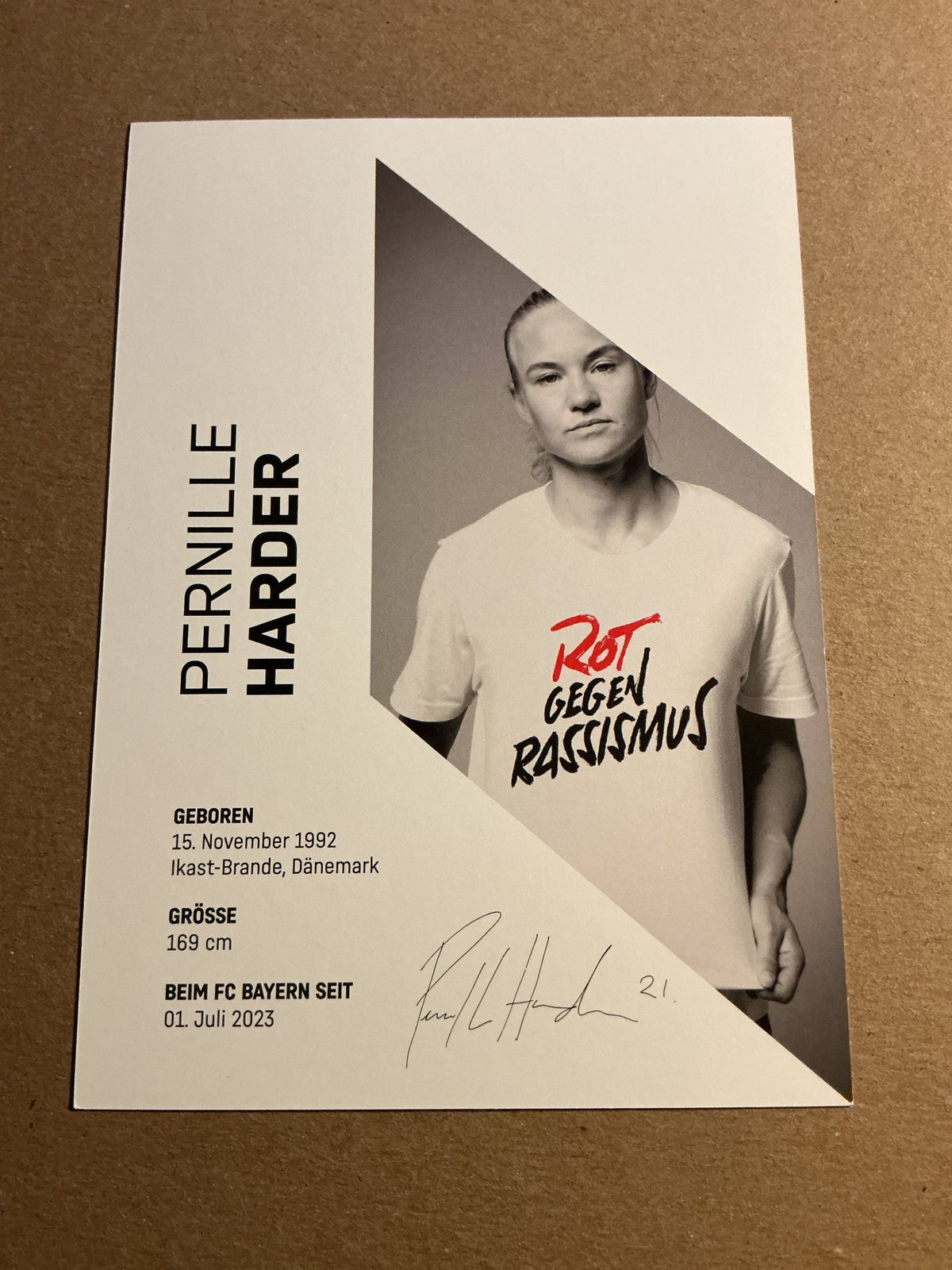 Pernille Harder, Denmark 🇩🇰 FC Bayern München 2023/24 hand signed - Autographs-World