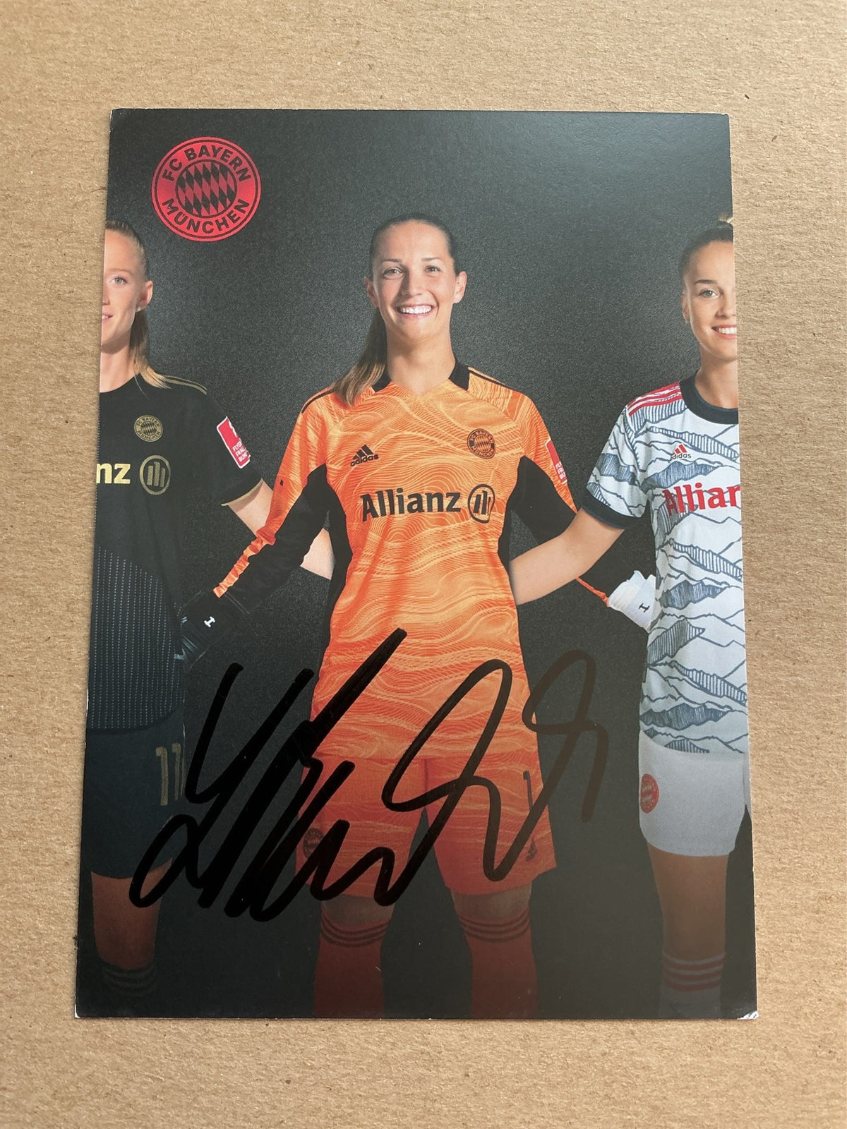 Laura Benkarth, Germany 🇩🇪 FC Bayern München 2021/22 hand signed