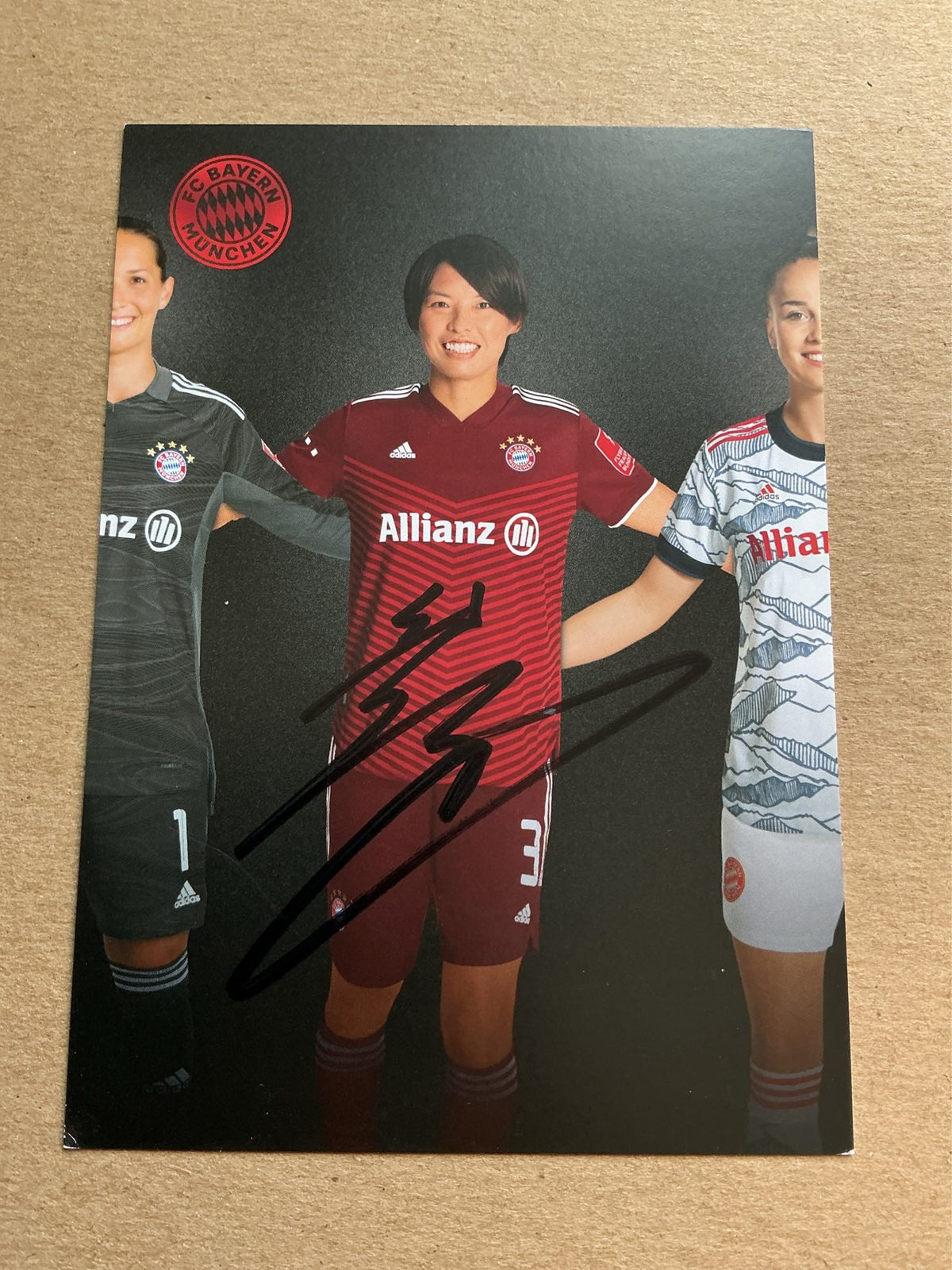 Saki Kumagai, Japan 🇯🇵 FC Bayern München 2021/22 hand signed