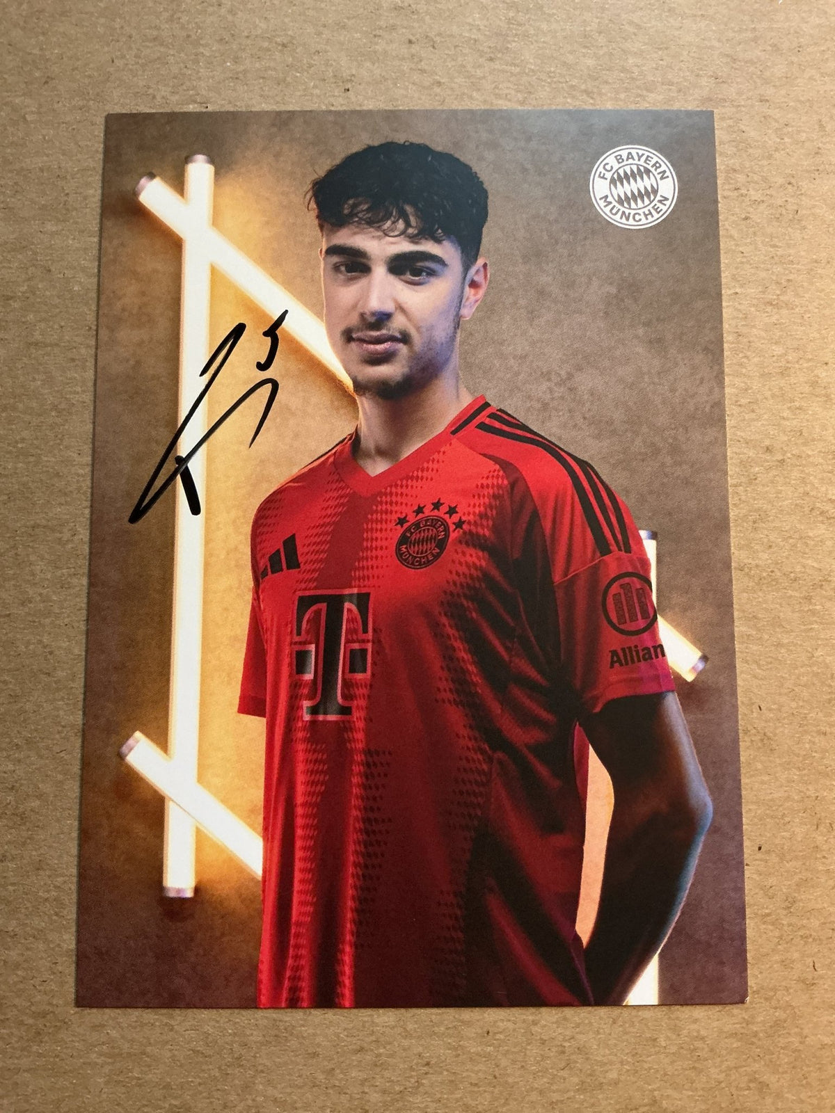 Aleksandar Pavlović, Germany 🇩🇪 FC Bayern München 2024/25 hand signed - Autographs-World