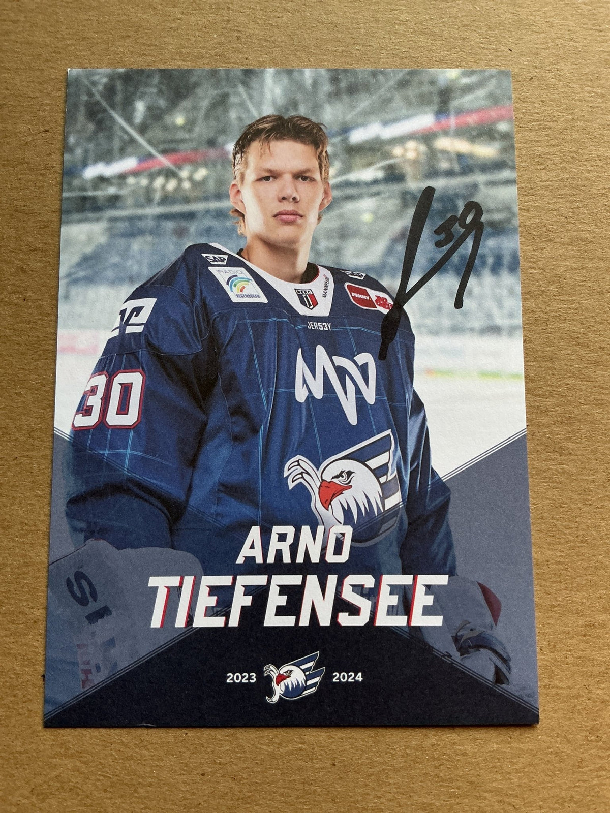 Arno Tiefensee, Germany 🇩🇪 Adler Mannheim 2023/24 hand signed - Autographs-World