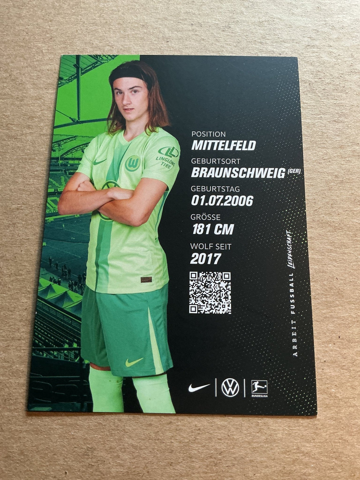 Bennit Bröger, Germany 🇩🇪 VfL Wolfsburg 2024/25 hand signed - Autographs-World
