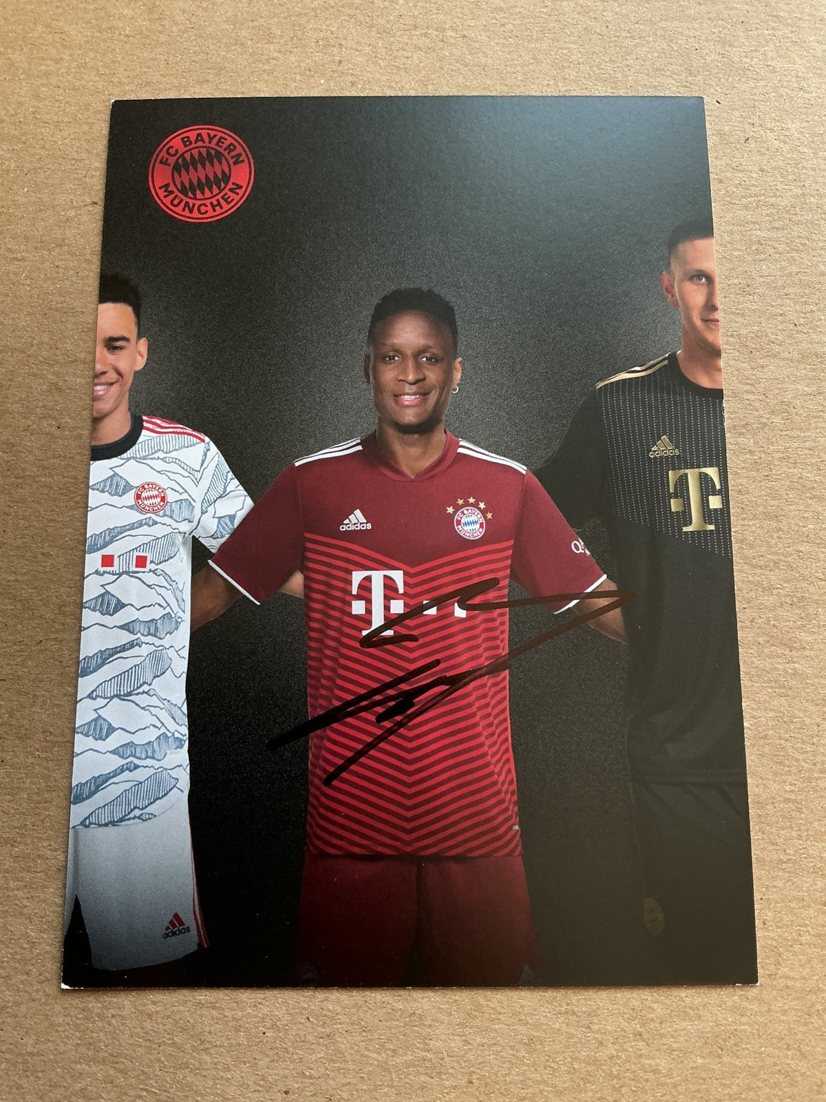 Bouna Sarr, France 🇫🇷 FC Bayern München 2021/22 hand signed - Autographs-World