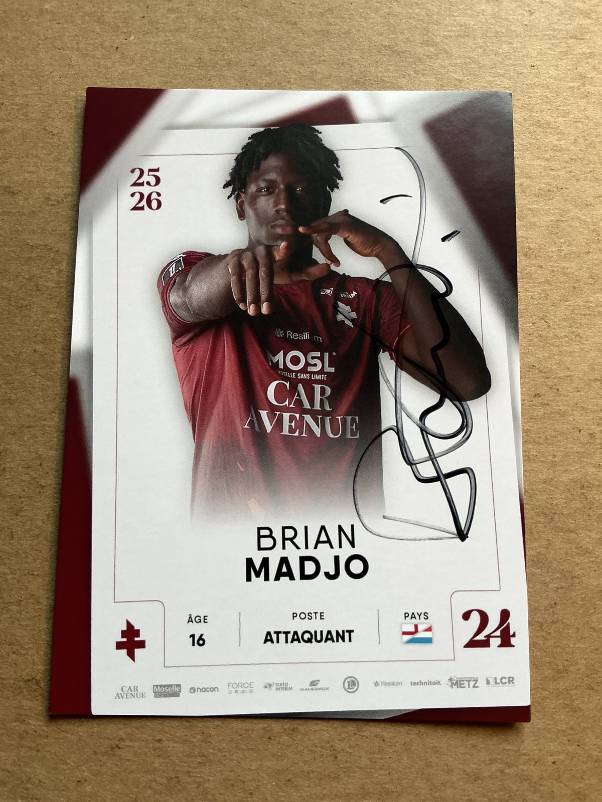 Brian Madjo, England 🏴󠁧󠁢󠁥󠁮󠁧󠁿 FC Metz 2025/26 hand signed - Autographs-World