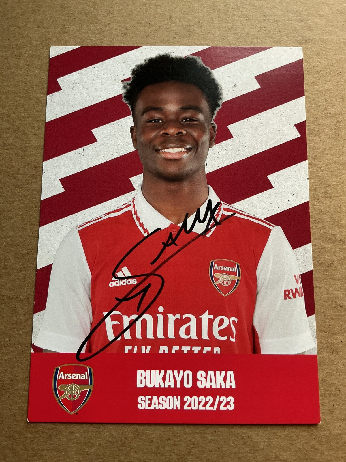 Bukayo Saka, England 🏴󠁧󠁢󠁥󠁮󠁧󠁿 Arsenal FC 2022/23 hand signed - Autographs-World