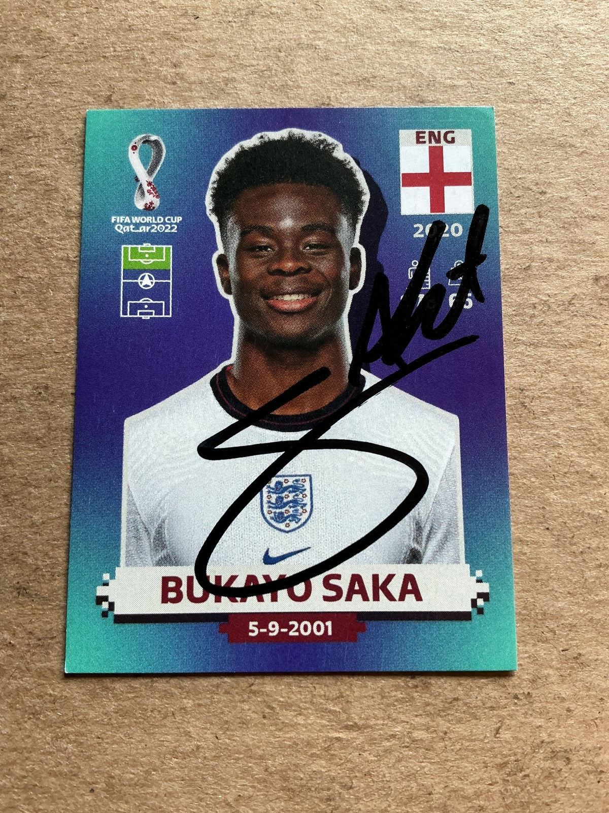 Bukayo Saka, England 🏴󠁧󠁢󠁥󠁮󠁧󠁿 FIFA World Cup 2022 Panini hand signed - Autographs-World
