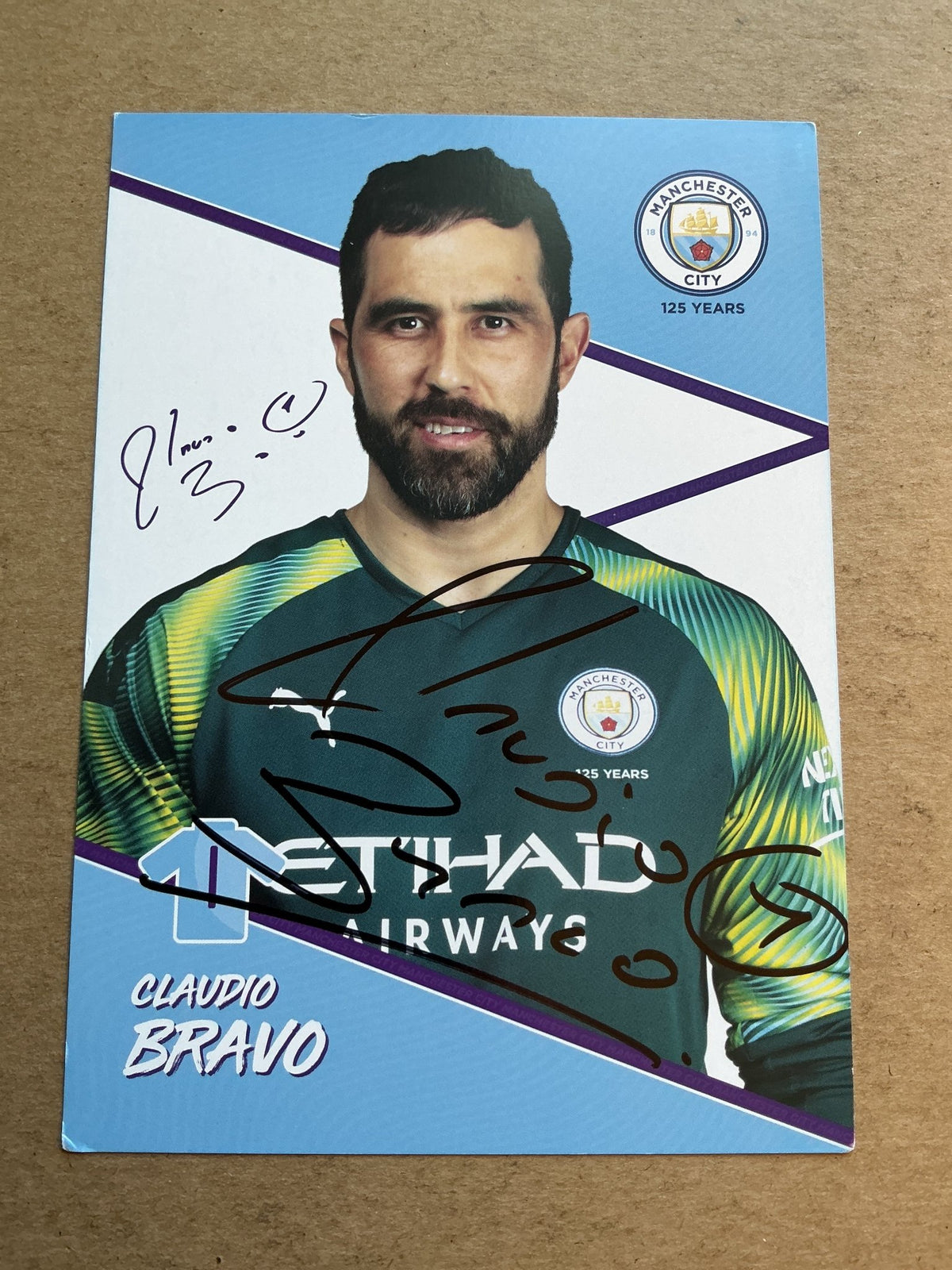 Claudio Bravo, Chile 🇨🇱 Manchester City 2019/20 hand signed - Autographs-World
