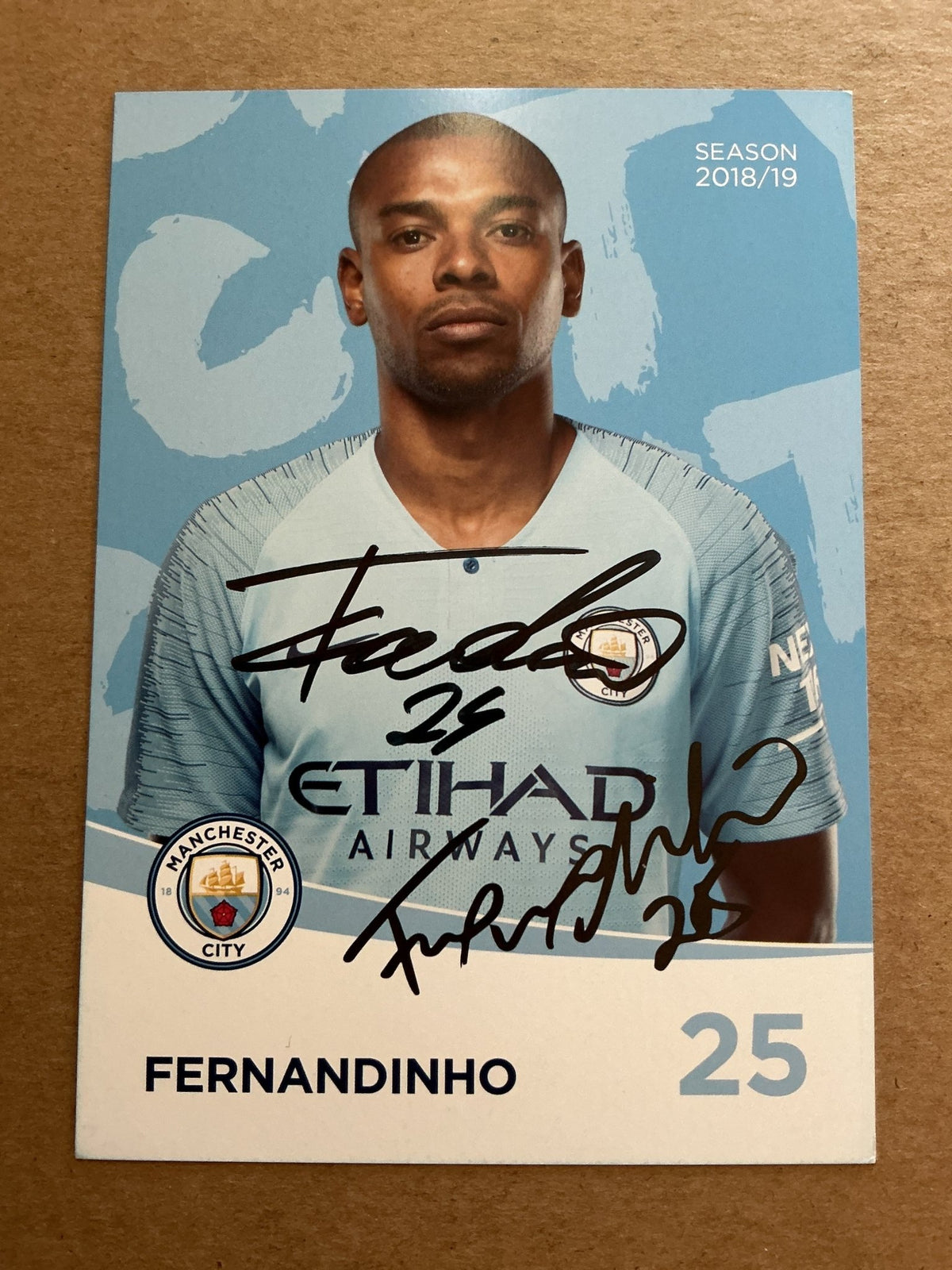 Fernandinho, Brazil 🇧🇷 Manchester City 2018/19 hand signed - Autographs-World