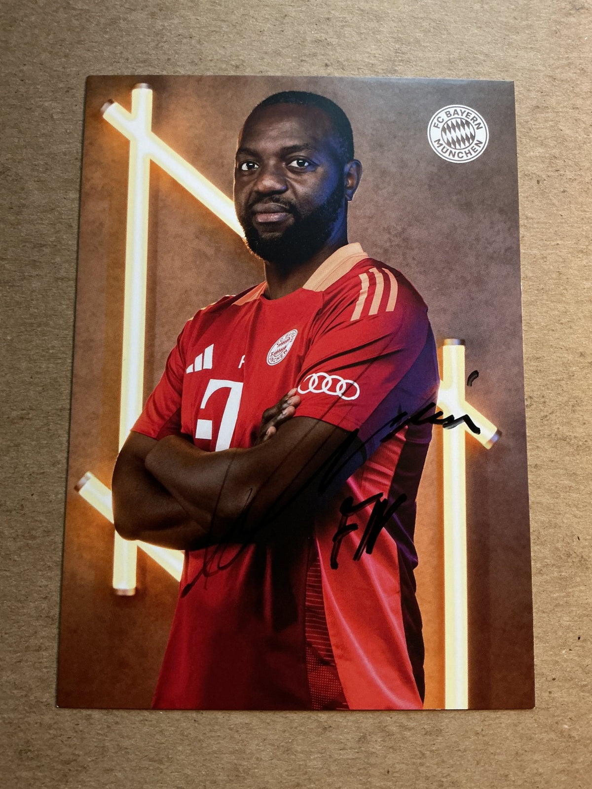 Floribert Ngalula, Belgium 🇧🇪 FC Bayern München 2024/25 hand signed - Autographs-World