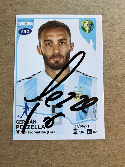 Germán Pezzella, Argentina 🇦🇷 Copa America 2019 Panini hand signed - Autographs-World