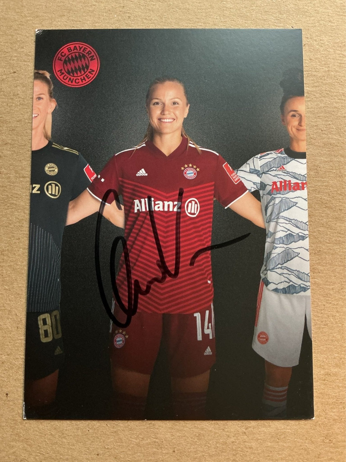 Glódís Perla Viggósdóttir, Iceland 🇮🇸 FC Bayern München 2021/22 hand signed - Autographs-World