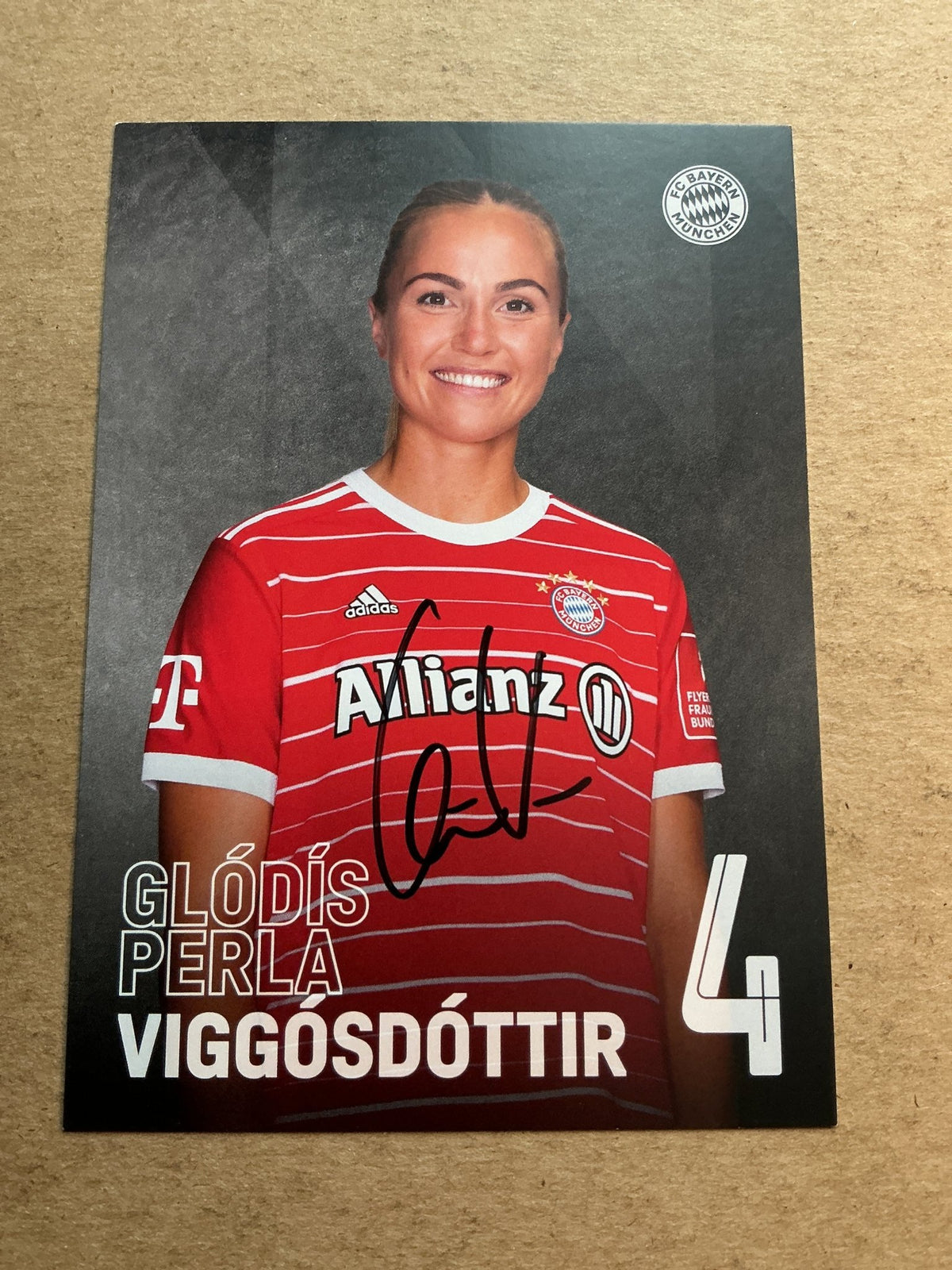 Glódís Perla Viggósdóttir, Iceland 🇮🇸 FC Bayern München 2022/23 hand signed - Autographs-World