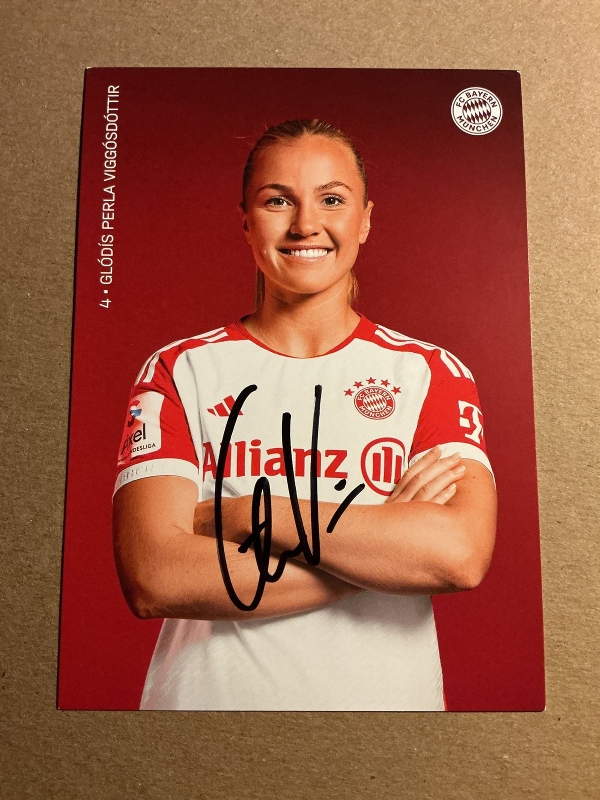 Glódis Perla Viggósdóttir, Iceland 🇮🇸 FC Bayern München 2023/24 hand signed - Autographs-World