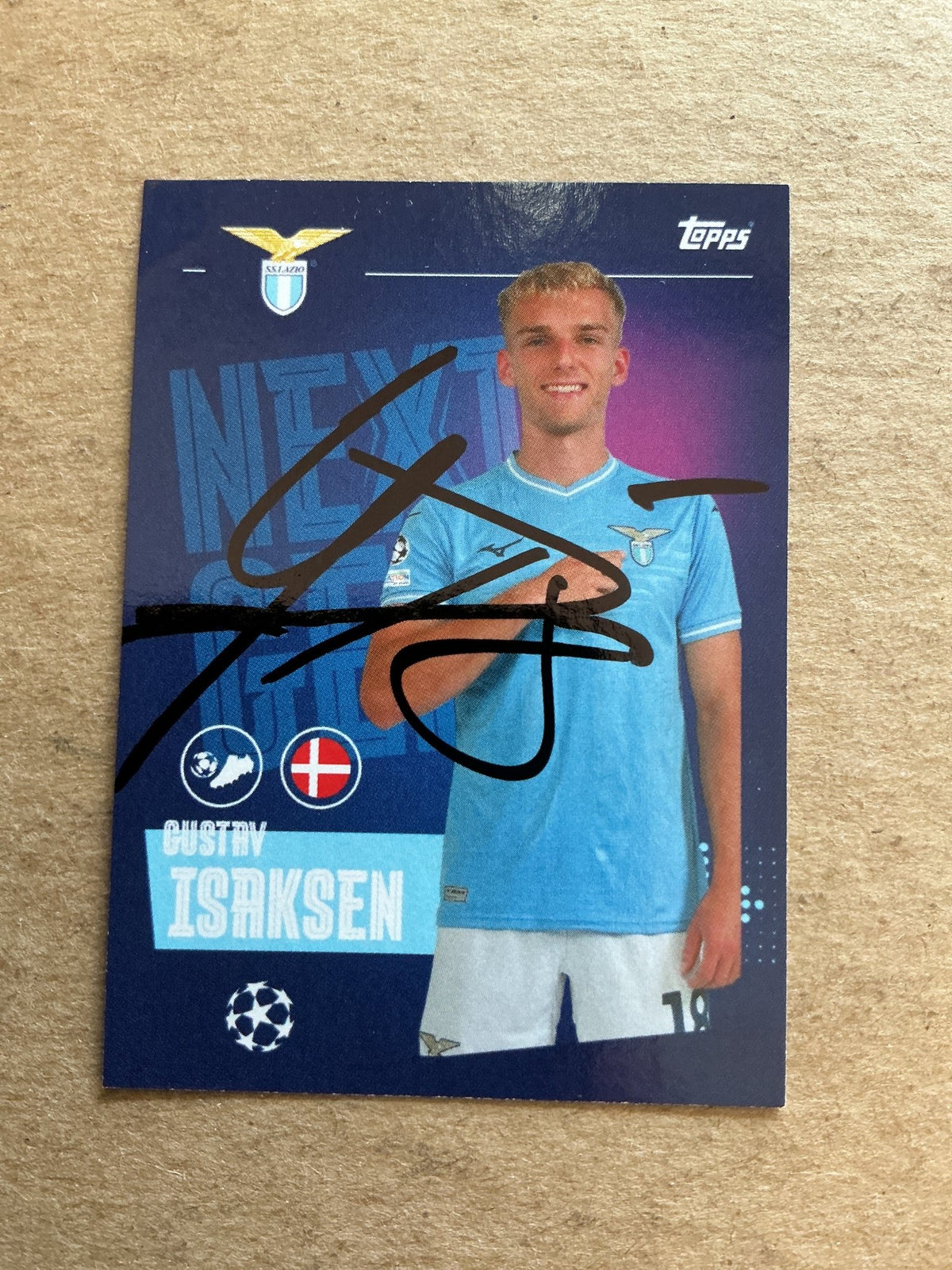 Gustav Isaksen, Denmark 🇩🇰 SS Lazio Rom 2023/24 Topps hand signed - Autographs-World