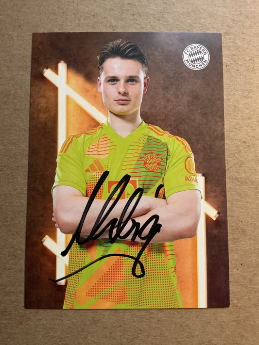 Jonas Urbig, Germany 🇩🇪 FC Bayern München 2024/25 hand signed