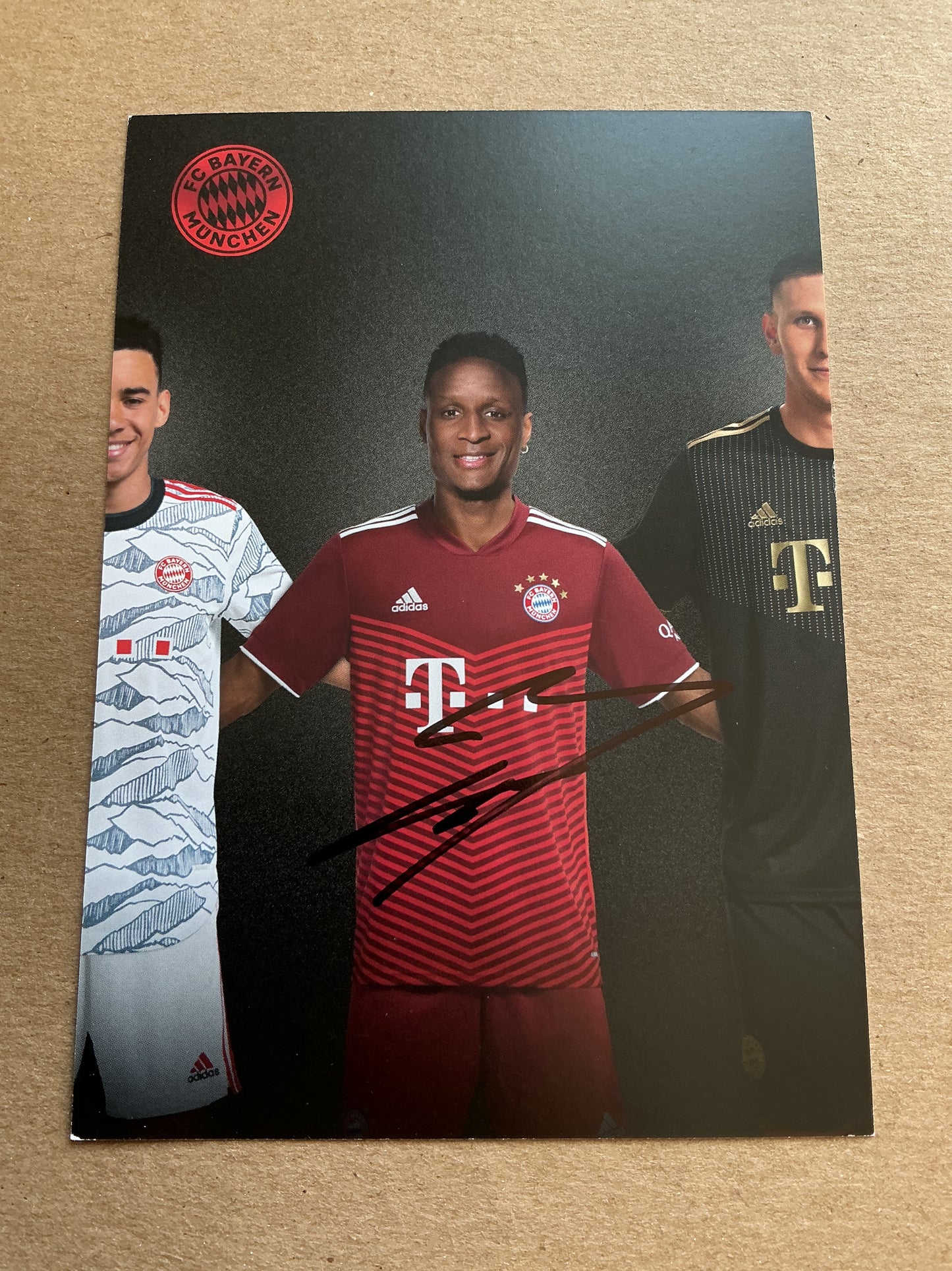 Bouna Sarr, France 🇫🇷 FC Bayern München 2021/22 hand signed