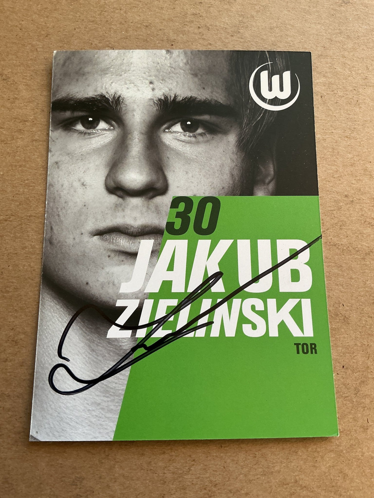 Jakub Zielinski, Poland 🇵🇱 VfL Wolfsburg 2025/26 hand signed - Autographs-World