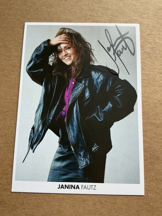 Janina Fautz, Germany 🇩🇪 Actress 2025 hand signed - Autographs-World