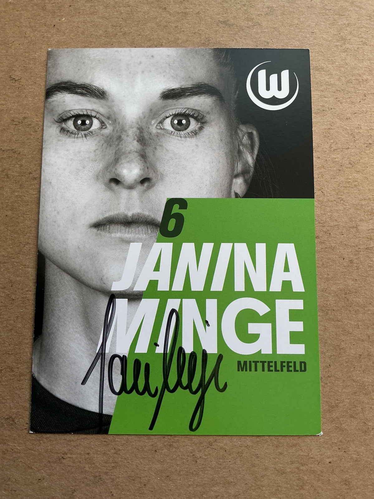 Janina Minge, Germany 🇩🇪 VfL Wolfsburg 2025/26 hand signed - Autographs-World