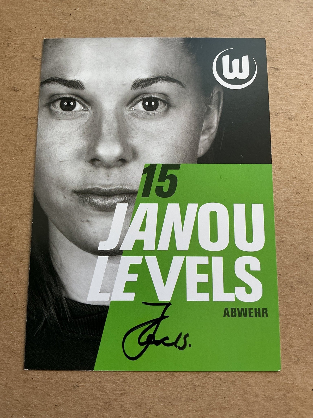 Janou Levels, Netherlands 🇳🇱 VfL Wolfsburg 2025/26 hand signed - Autographs-World