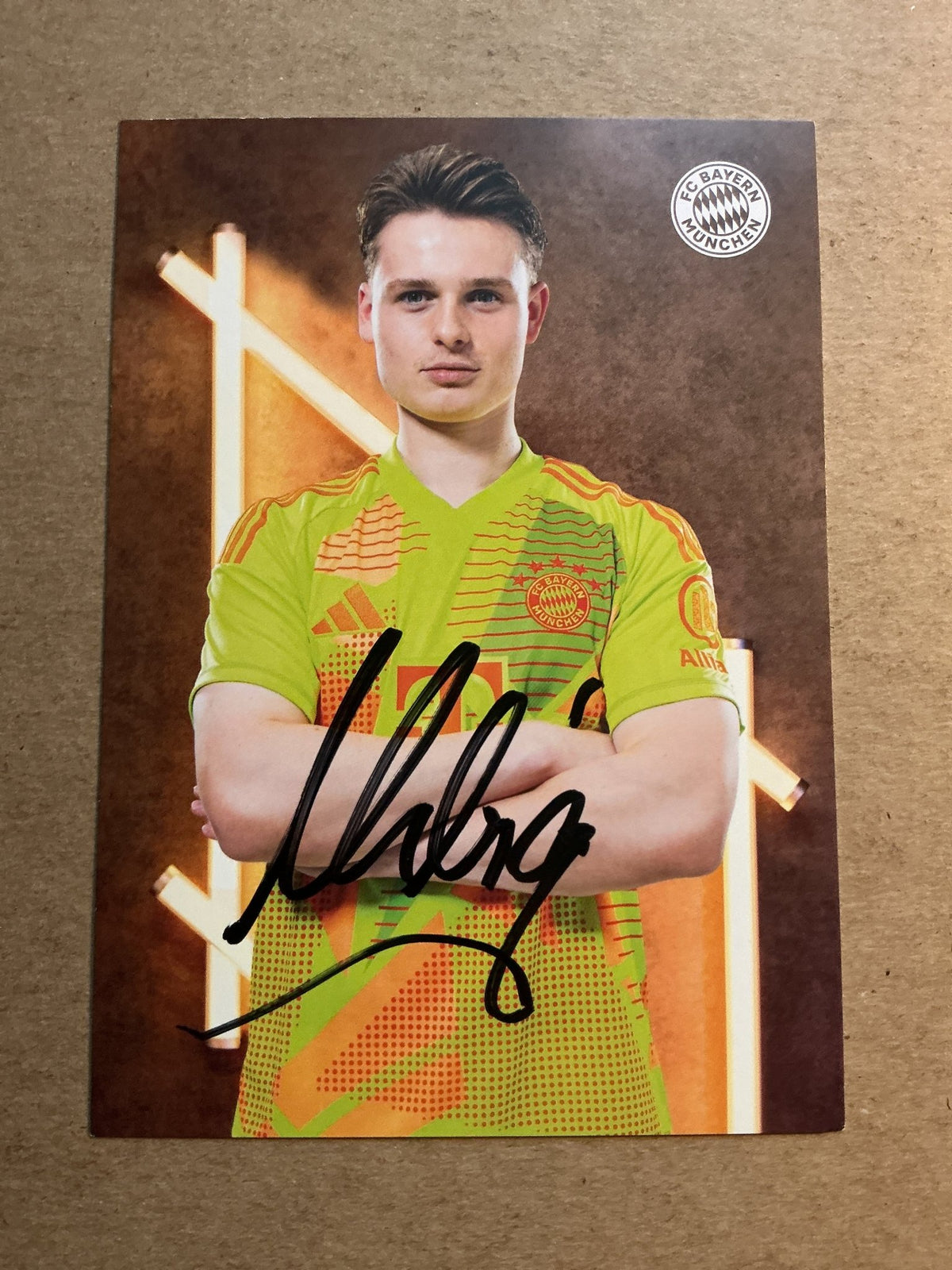 Jonas Urbig, Germany 🇩🇪 FC Bayern München 2024/25 hand signed - Autographs-World