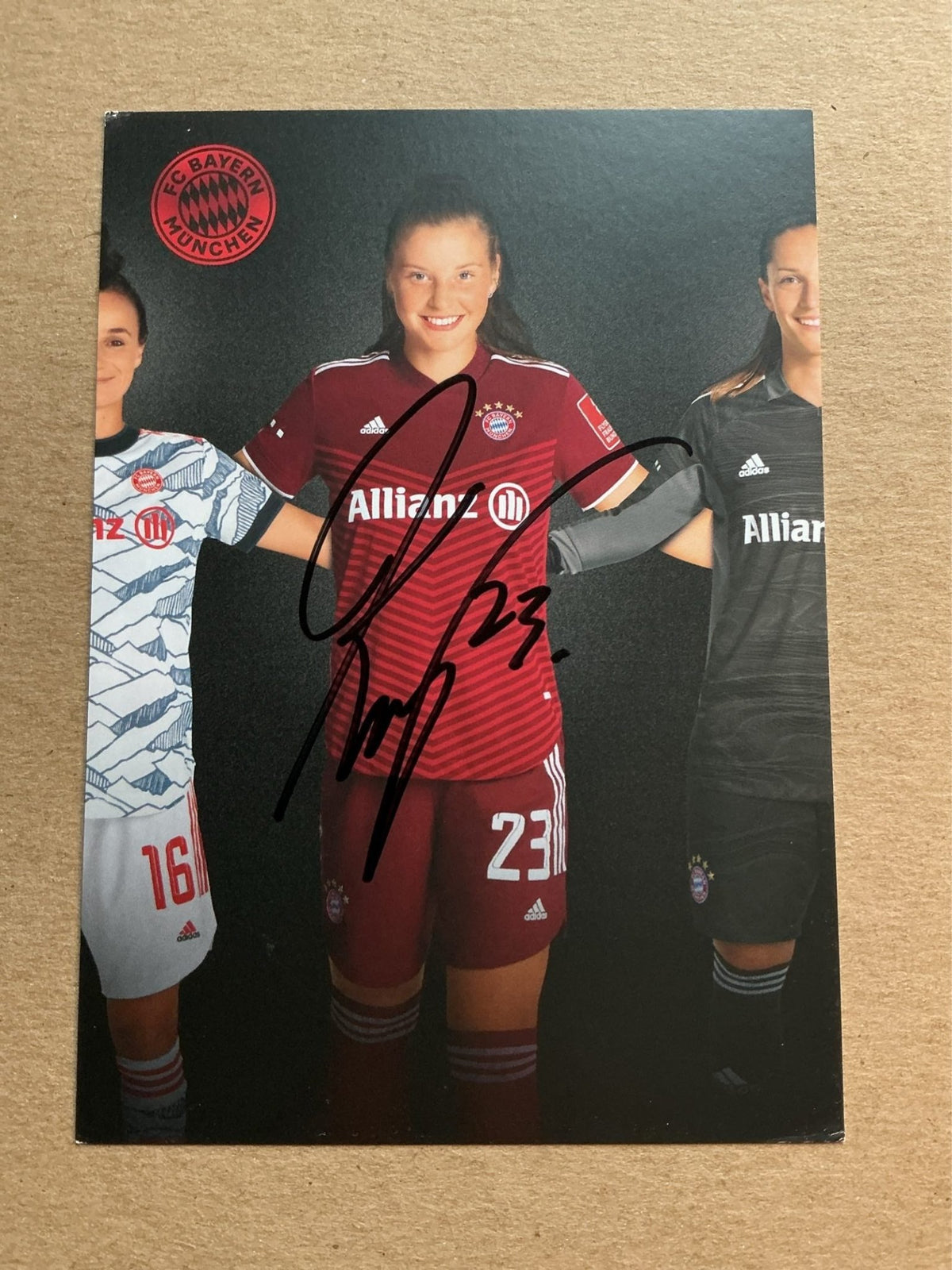 Karólína Lea Vilhjálmsdóttir, Iceland 🇮🇸 FC Bayern München 2021/22 hand signed - Autographs-World