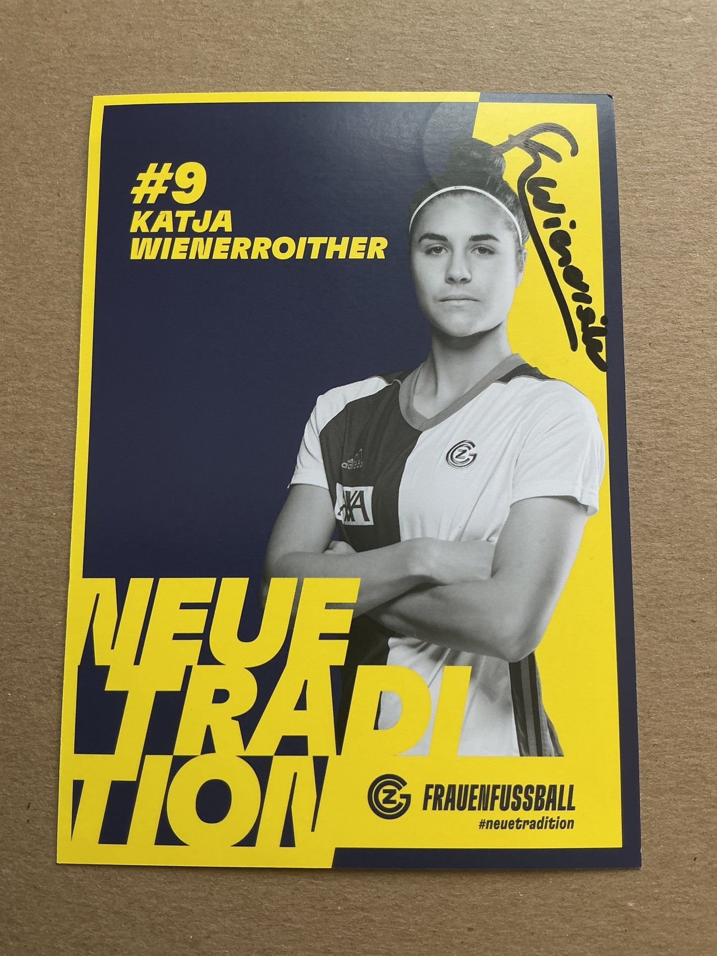 Katja Wienerroither, Austria 🇦🇹 Grasshopper Zürich 2021/22 hand signed - Autographs-World