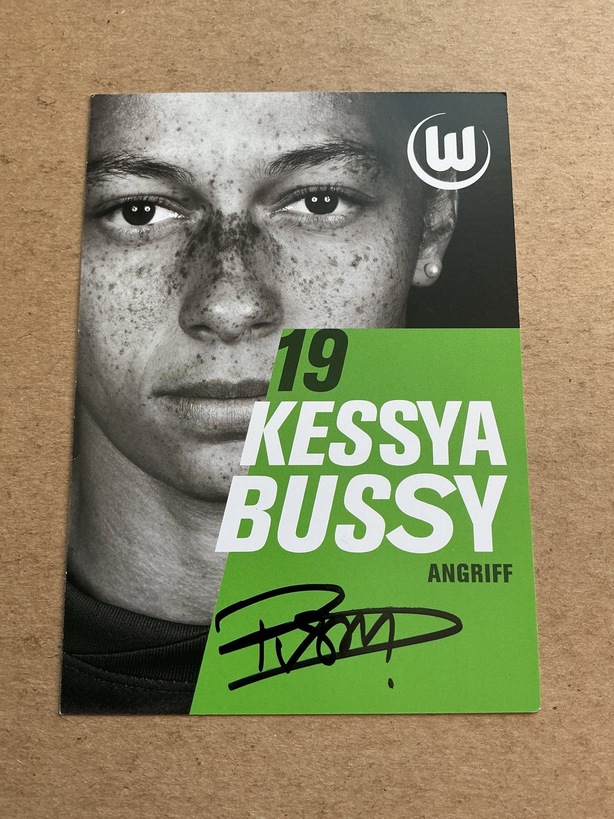 Kessya Bussy, France 🇫🇷 VfL Wolfsburg 2025/26 hand signed - Autographs-World