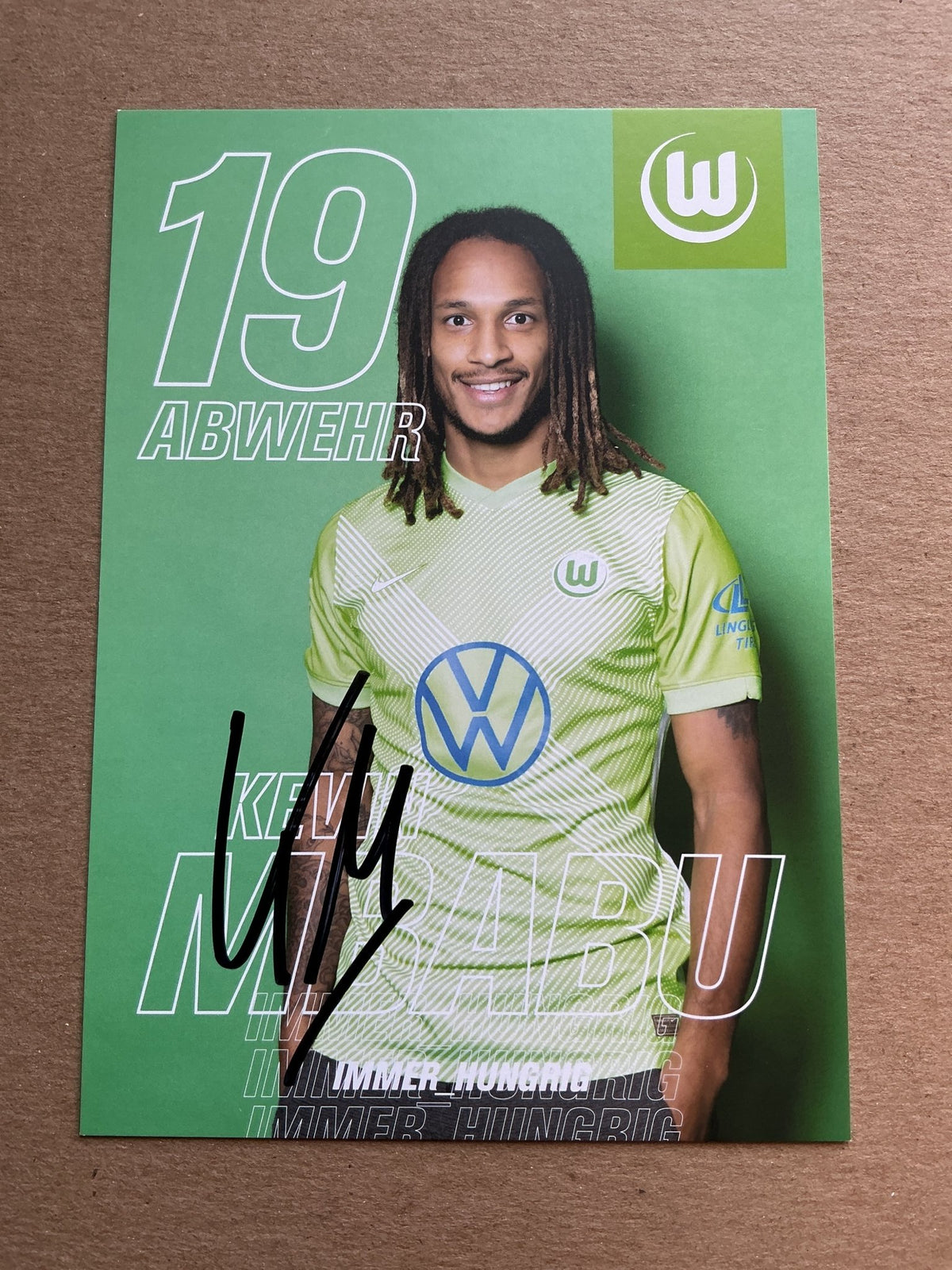 Kevin Mbabu, Switzerland 🇨🇭 VfL Wolfsburg 2020/21 hand signed - Autographs-World