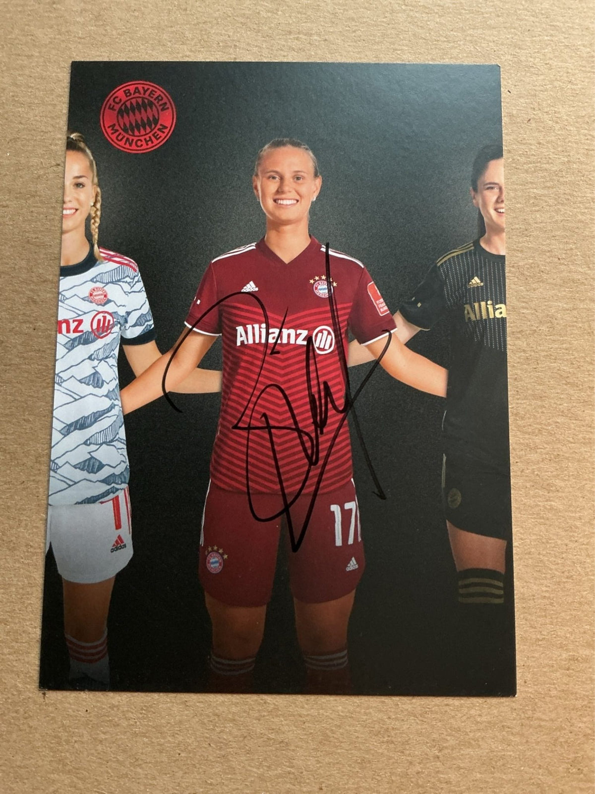Klara Bühl, Germany 🇩🇪 FC Bayern München 2021/22 hand signed - Autographs-World