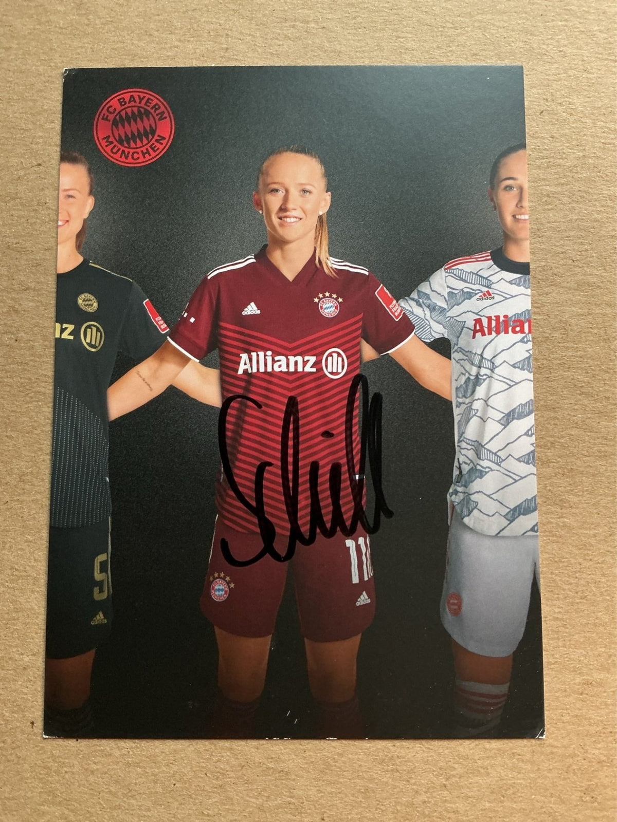 Lea Schüller, Germany 🇩🇪 FC Bayern München 2021/22 hand signed - Autographs-World