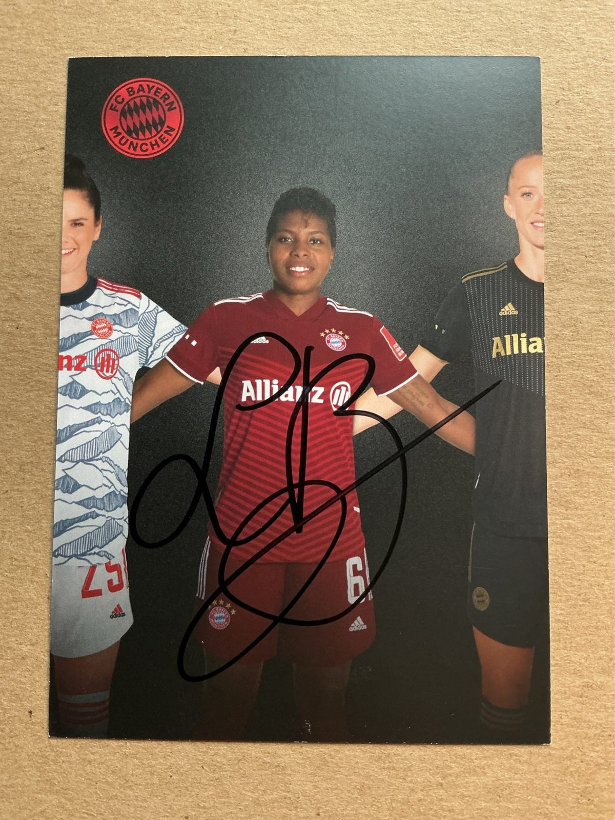 Lineth Beerensteyn, Netherlands 🇳🇱 FC Bayern München 2021/22 hand signed - Autographs-World
