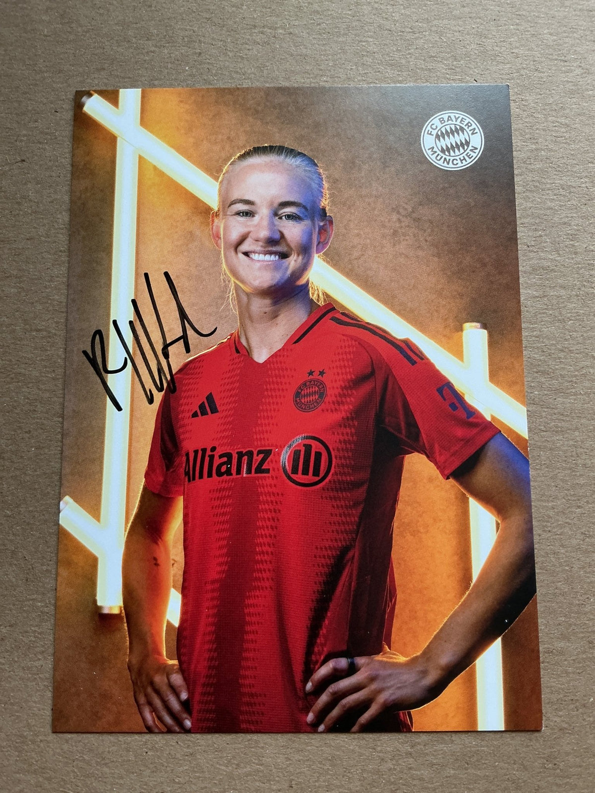 Pernille Harder, Denmark 🇩🇰 FC Bayern Munich 2024/25 hand signed - Autographs-World