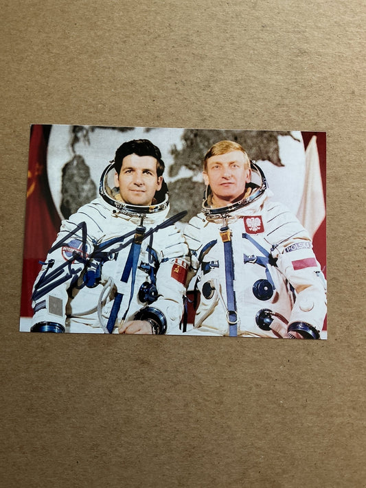 Pyotr Klimuk, Russia 🇷🇺 Cosmonaut Space Other hand signed - Autographs-World