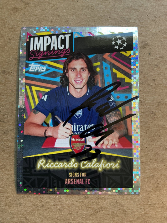 Riccardo Calafiori, Italy 🇮🇹 Arsenal FC 2024/25 Topps hand signed - Autographs-World