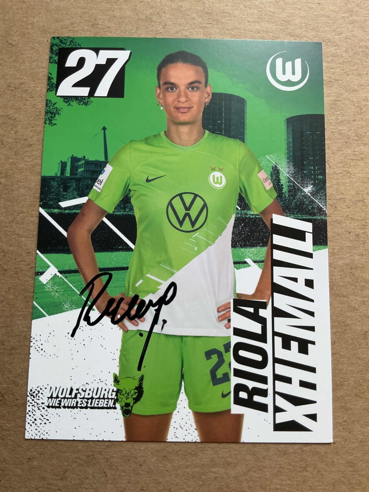 Riola Xhemaili, Switzerland 🇨🇭 VfL Wolfsburg 2023/24 hand signed - Autographs-World