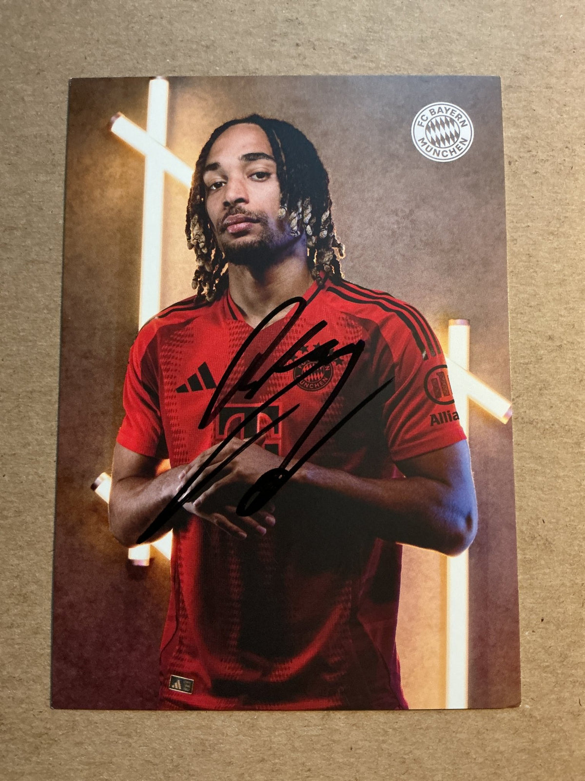 Sacha Boey, France 🇫🇷 FC Bayern München 2024/25 hand signed - Autographs-World
