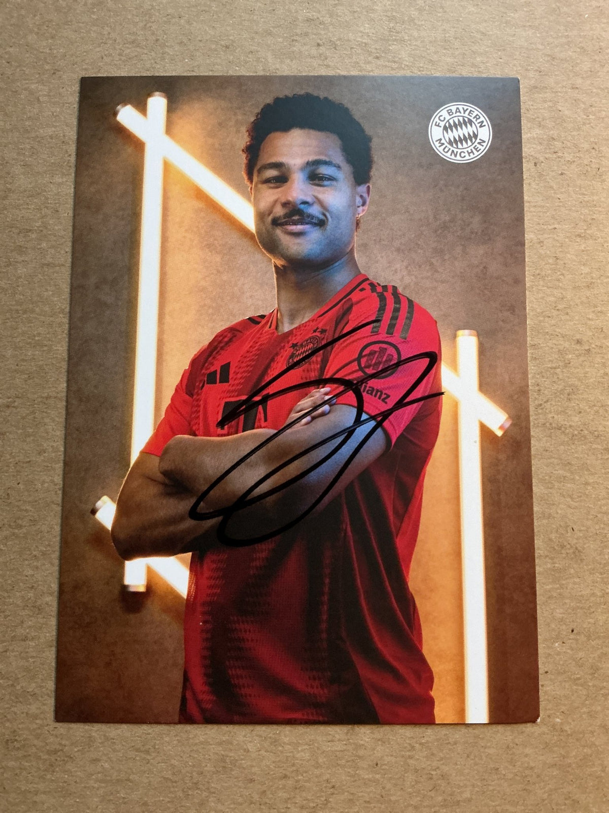 Serge Gnabry, Germany 🇩🇪 FC Bayern München 2024/25 hand signed - Autographs-World