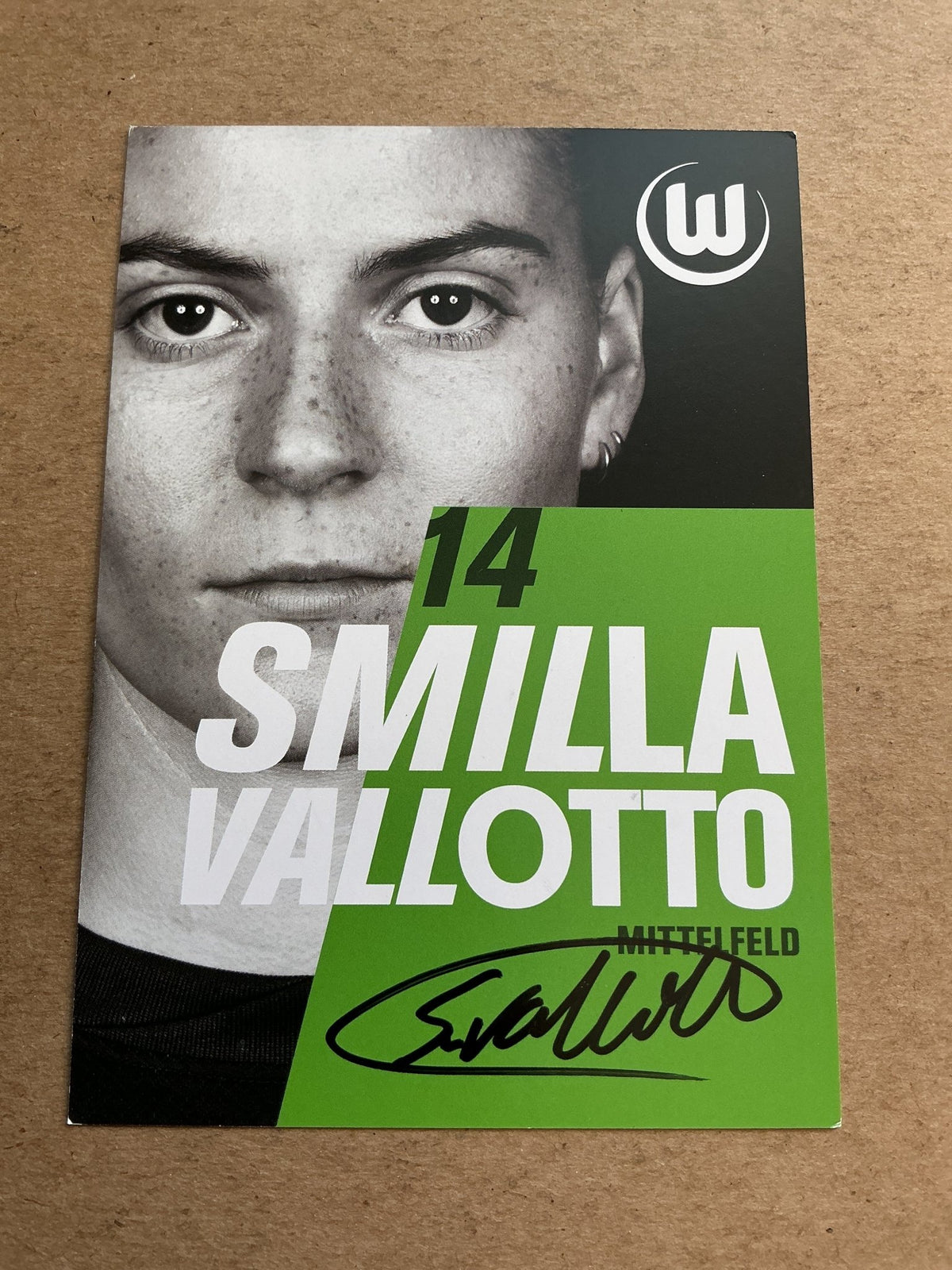 Smilla Vallotto, Switzerland 🇨🇭 VfL Wolfsburg 2025/26 hand signed - Autographs-World