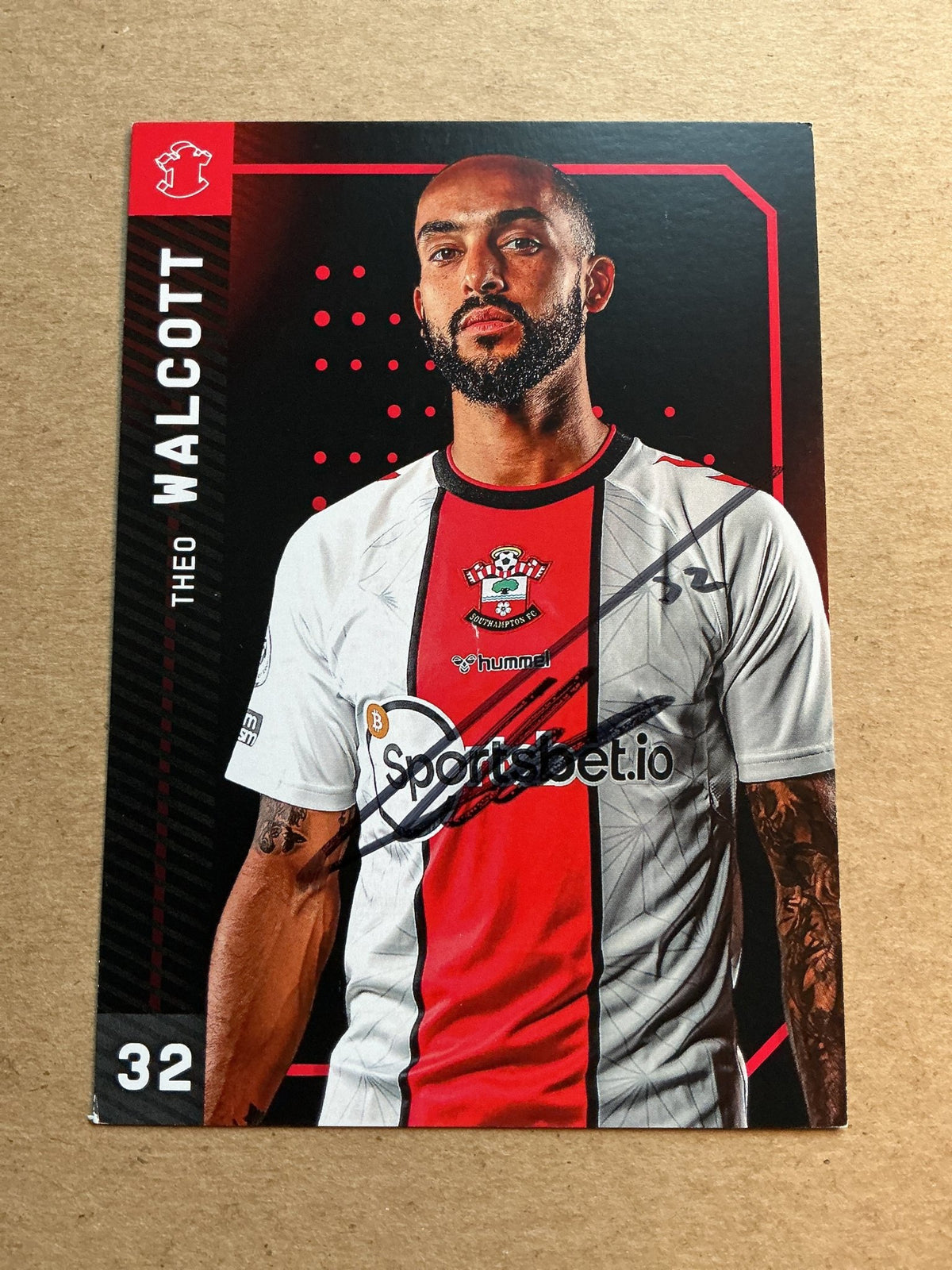 Theo Walcott, England 🏴󠁧󠁢󠁥󠁮󠁧󠁿 Southampton FC 2022/23 hand signed - Autographs-World