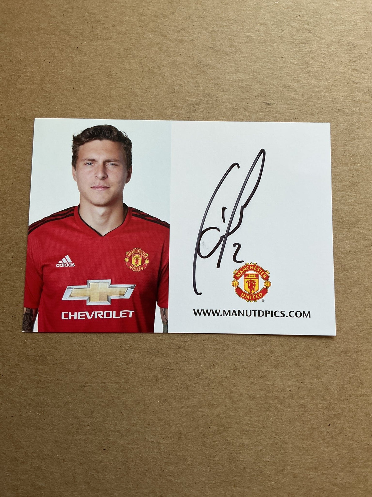 Victor Lindelöf, Sweden 🇸🇪 Manchester United 2018/19 hand signed - Autographs-World
