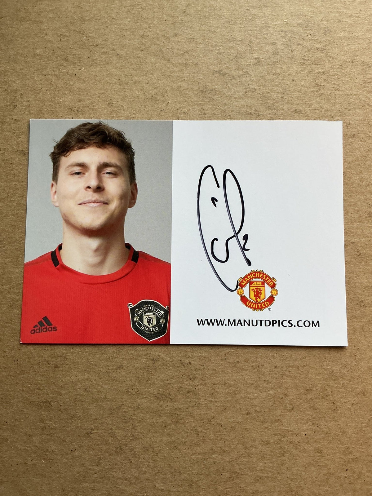 Victor Lindelöf, Sweden 🇸🇪 Manchester United FC 2019/20 hand signed - Autographs-World
