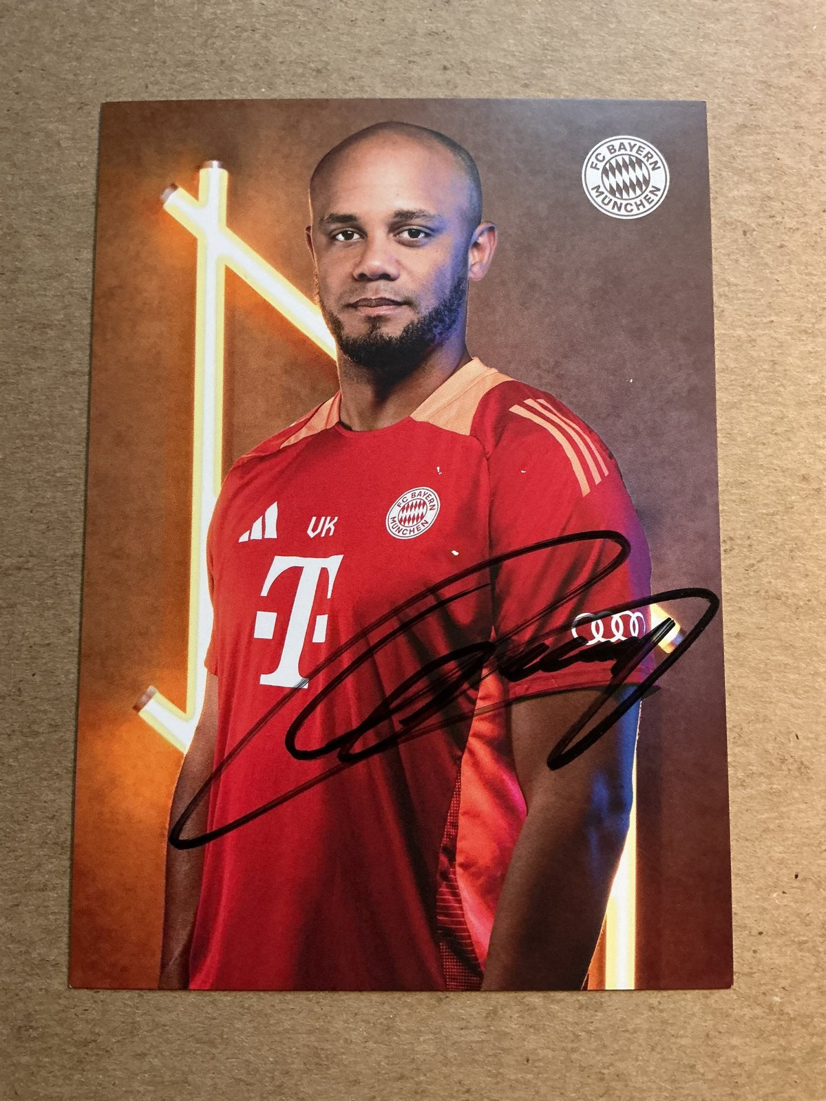 Vincent Kompany, Belgium 🇧🇪 FC Bayern München 2024/25 hand signed - Autographs-World