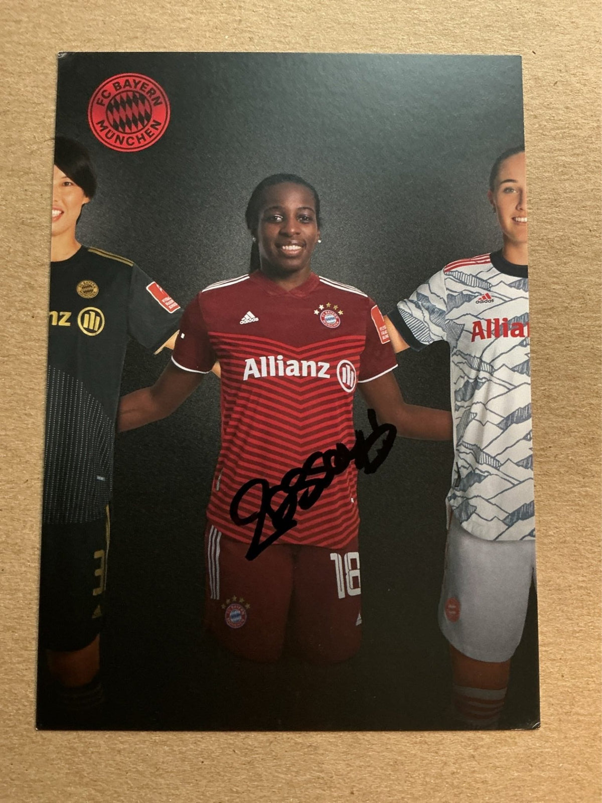 Viviane Asseyi, France 🇫🇷 FC Bayern München 2021/22 hand signed - Autographs-World